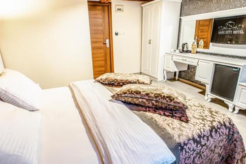 Lazz City Hotel - image 7