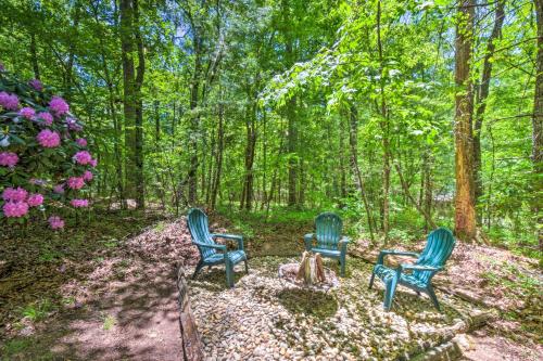 Cozy Cabin Getaway about 1 Mi to Lake Rabun Beach in Lakemont, USA