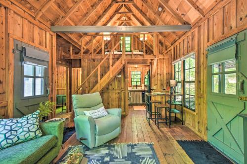 Cozy Cabin Getaway about 1 Mi to Lake Rabun Beach in Lakemont, USA