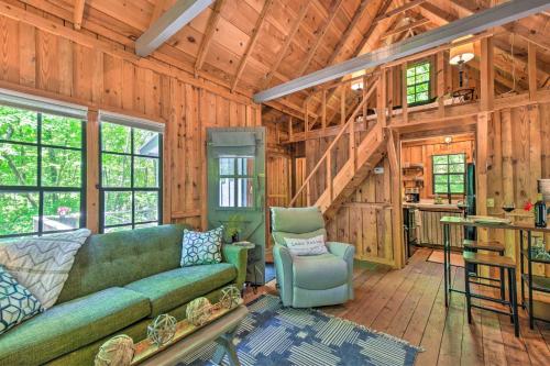 Cozy Cabin Getaway about 1 Mi to Lake Rabun Beach in Lakemont, USA