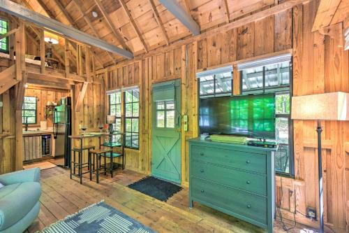 Cozy Cabin Getaway about 1 Mi to Lake Rabun Beach in Lakemont, USA