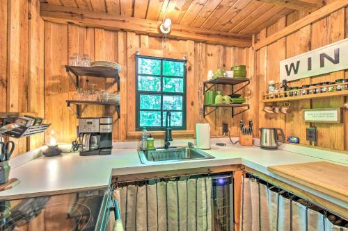 Cozy Cabin Getaway about 1 Mi to Lake Rabun Beach in Lakemont, USA