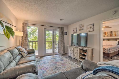 Branson West Condo with Balcony and Mod Interior!