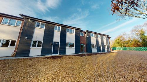 Beautiful & Spacious with 2 Free Parking Spaces - SRK Accommodation, Peterborough (photo 9)