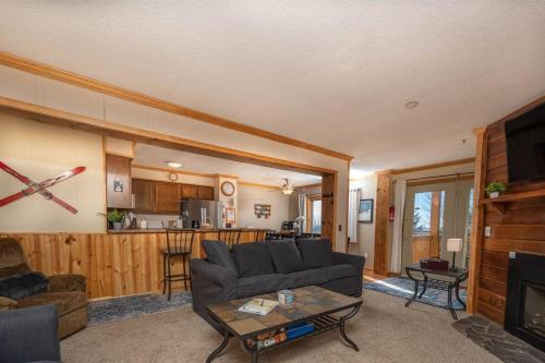 Cozy Condo at Summit in Snowshoe, USA