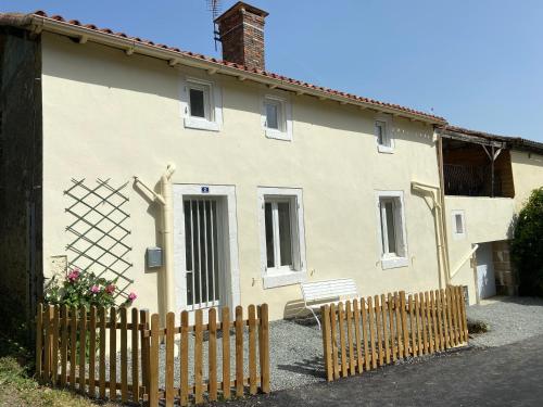 The little House on the prieuré gîte à louer Beugnon-Thireuil