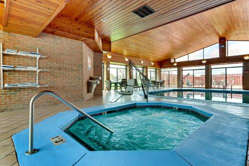 泳池, Holiday Inn Express Hotel And Suites Bad Axe By IHG in 巴德阿克斯