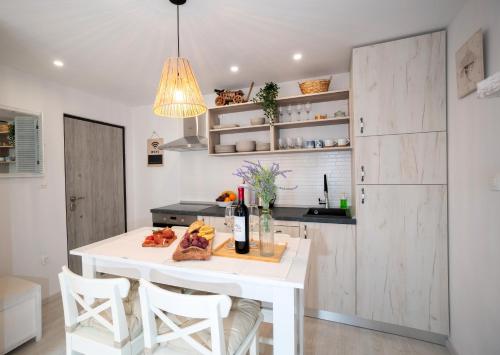 New cozy apartment - center of old town Omiš