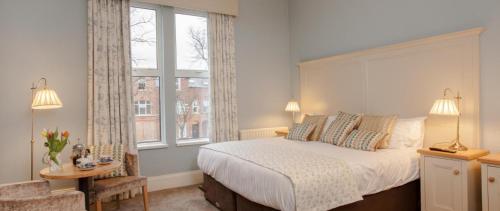 1 double bed, 1 twin bed