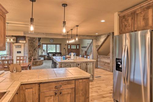 Spacious Home with Private Hot Tub Golf and Hike - image 10