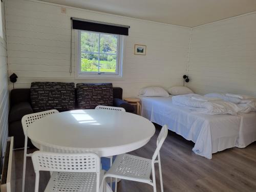 2 twin beds, 1 sofa bed