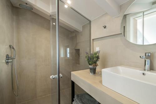 Stylish & elegant loft suite in the city center, Zakynthos (foto 6)