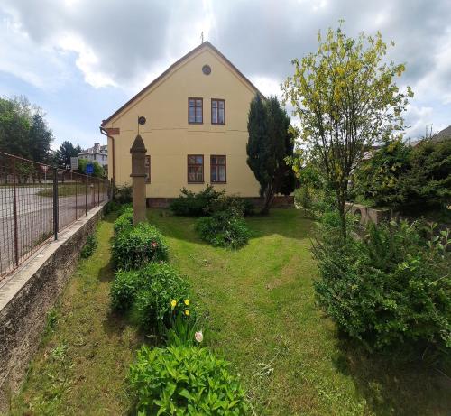 Exterior view, Chalupa Jilemnice, cely prostorny dum jen pro vas s 5 loznicemi v centru Jilemnice s uzavrenou zahra in Jilemnice