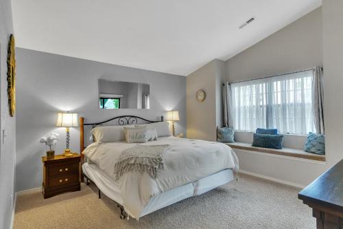 2 Bed Condo-The Greens at Thousand Hills-Coffee Bar