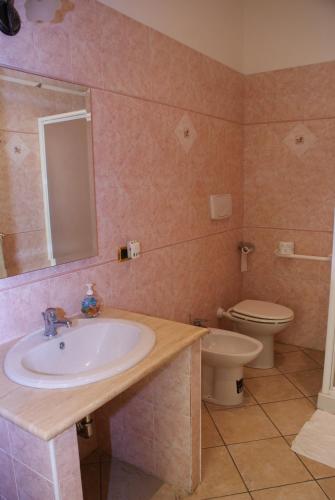 Bathroom, B&B Al Porto in Marta