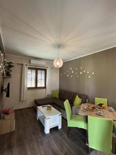 2 bedrooms, 4 beds