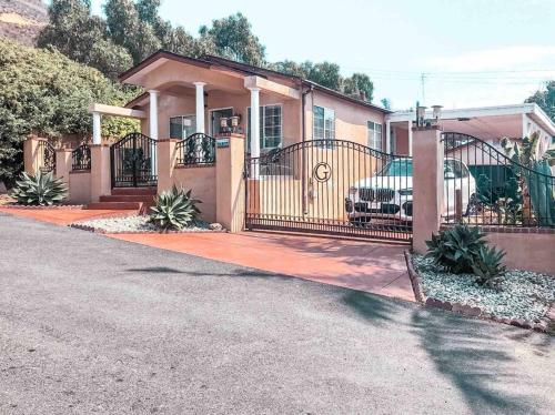 Cozy beach home walking distance from ocean in Ventura, USA
