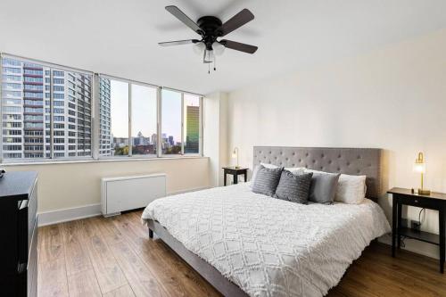 1109-Extra LG-King Bed-1 Free Park-Fast WiFi-DTW secondary