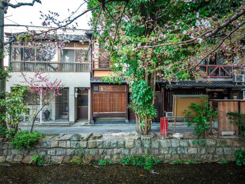 慶有魚·松家(Kyotofish·Matsuya)*经典松树中庭*鸭川畔独栋地暖百年町屋*门前高濑川대표사진