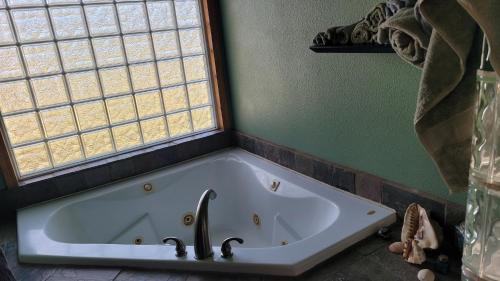 Quiet Artist Retreat - image 11