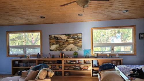Quiet Artist Retreat - image 2