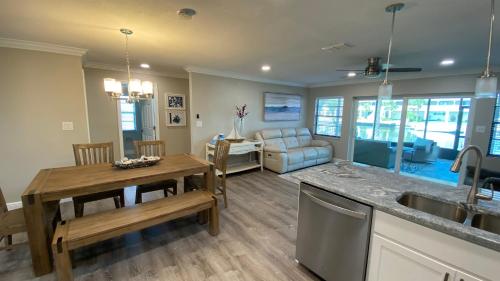 Waterfront Hernando beach house on deep water canal w/dock, fishing, kayak thumb 4