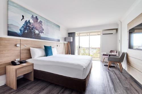 Deluxe Pool View King Room