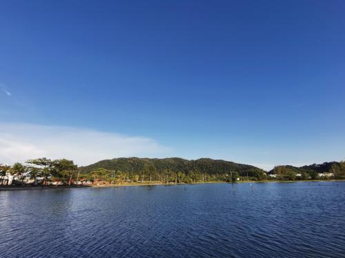 Peaceful 1-bedroom unit at Marina Island by JoMy Homestay