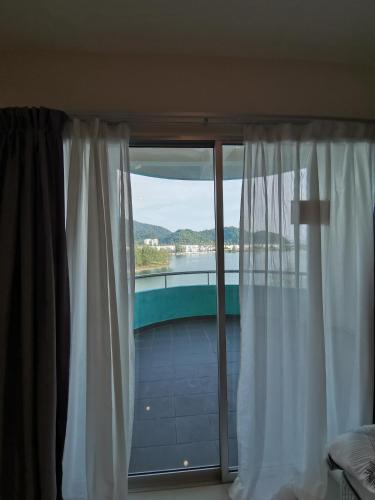 Peaceful 1-bedroom unit at Marina Island by JoMy Homestay