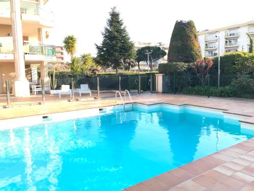 Studio en rez de jardin en bord de mer avec piscine - Location saisonnière - Saint-Laurent-du-Var