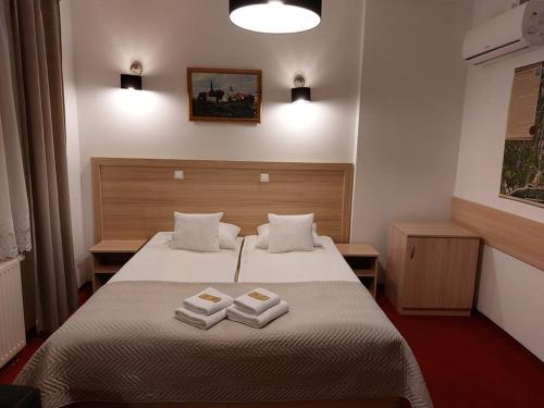 2 twin beds
