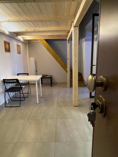Re Carlo Rooms - image 9