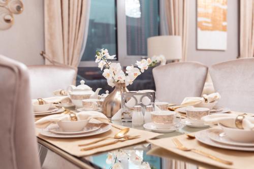 Elite Royal Apartment - Full Burj Khalifa & Fountain View - Signature - 2 bedrooms & 1 open bedroom without partition, Дубай (фото 10)