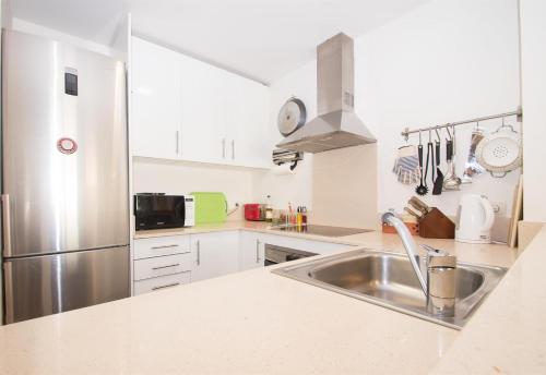 ห้องครัว, Blue sea apartment in คาเนดเดมาร์