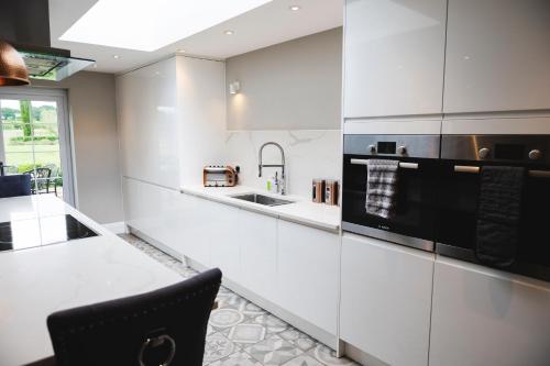 Large Country House - Hot Tub - Pool Table - BBQ - 5 Bedrooms - Log Burner in Horton