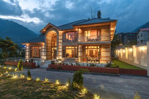 SaffronStays Monarch Manor, Manali - regal mansion with unique - rooms near Mall Road - All clear roads