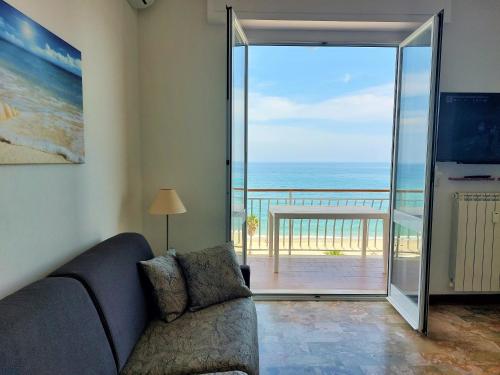 Maremare, really on the Beach, with private parking Maremare, really on the Beach, with private parking