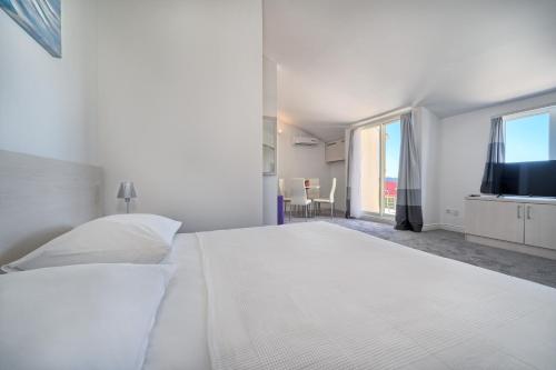 Hotel Aqua - Guest Rooms & Suites Kastela