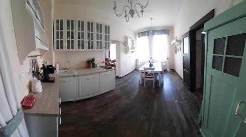 Kitchen, Chalupa Jilemnice, cely prostorny dum jen pro vas s 5 loznicemi v centru Jilemnice s uzavrenou zahra in Jilemnice