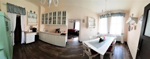 Kitchen, Chalupa Jilemnice, cely prostorny dum jen pro vas s 5 loznicemi v centru Jilemnice s uzavrenou zahra in Jilemnice