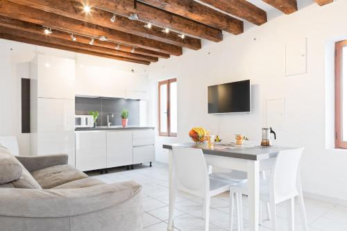 Sant'Alvise Romantic Studio - Tap to explore photos