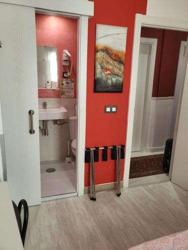 Single Room image 6