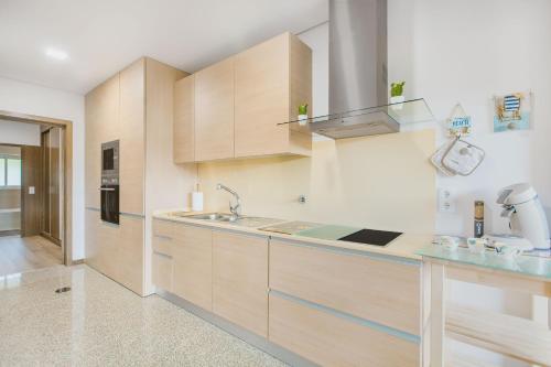 ห้องครัว, Furadouro Beach and Club Apartment in โอวาร์