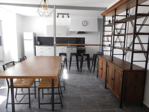 Maison contemporaine et calme, à Virazeil. gîte à louer Escassefort