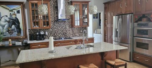 ห้องครัว, Serene Mountain Retreat With Pool in โฮเวย์ อิน เดอะ ฮิลส์ (FL)