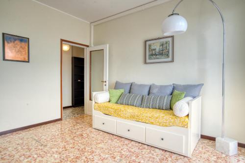 CaseOspitali - CASA LUCE a due passi dal SAN RAFFAELE - 1 bedroom e divano in soggiorno