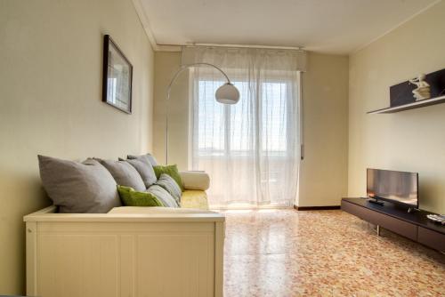 Terrazzo/balcone, CaseOspitali - CASA LUCE a due passi dal SAN RAFFAELE - 1 bedroom e divano in soggiorno in Vimodrone