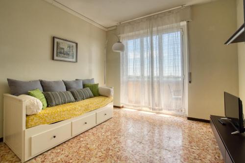 CaseOspitali - CASA LUCE a due passi dal SAN RAFFAELE - 1 bedroom e divano in soggiorno