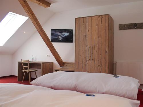 1 queen bed, 1 twin bed