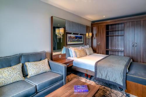City Hotel - image 6
